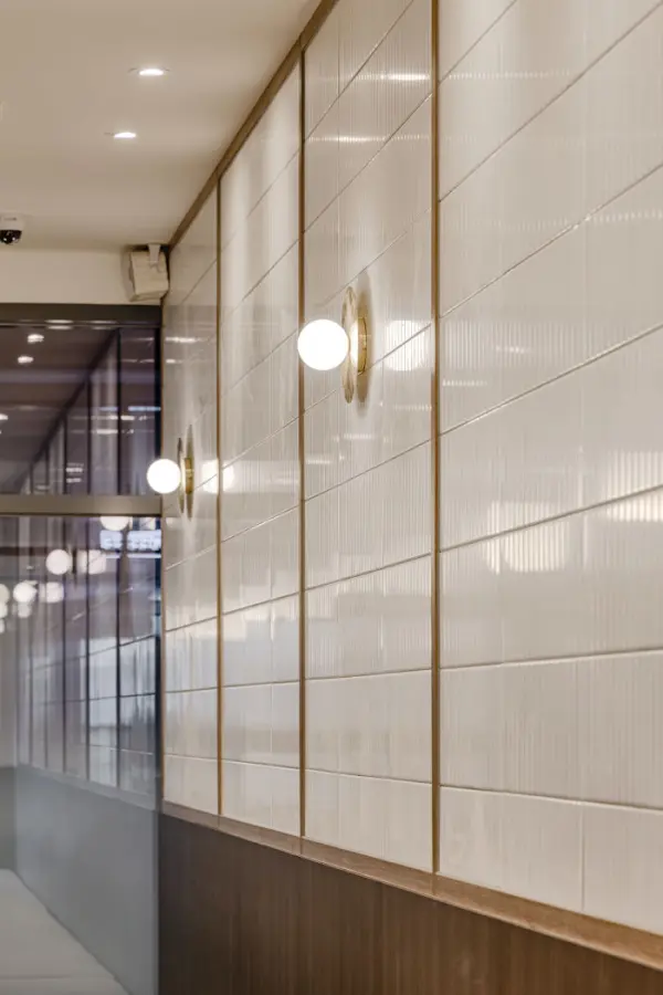 골드 포인트가 돋보이는 모던 한식당 벽면 디자인